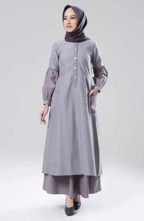 Gamis dengan sentuhan kancing manis di kerah